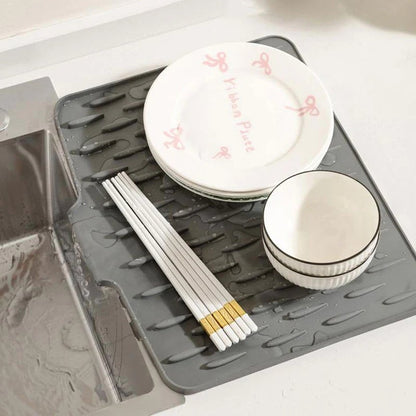 No-Spill Silicone Worktop Saver – Heat-Resistant & Non-Slip Mat for Drip-Free Drying